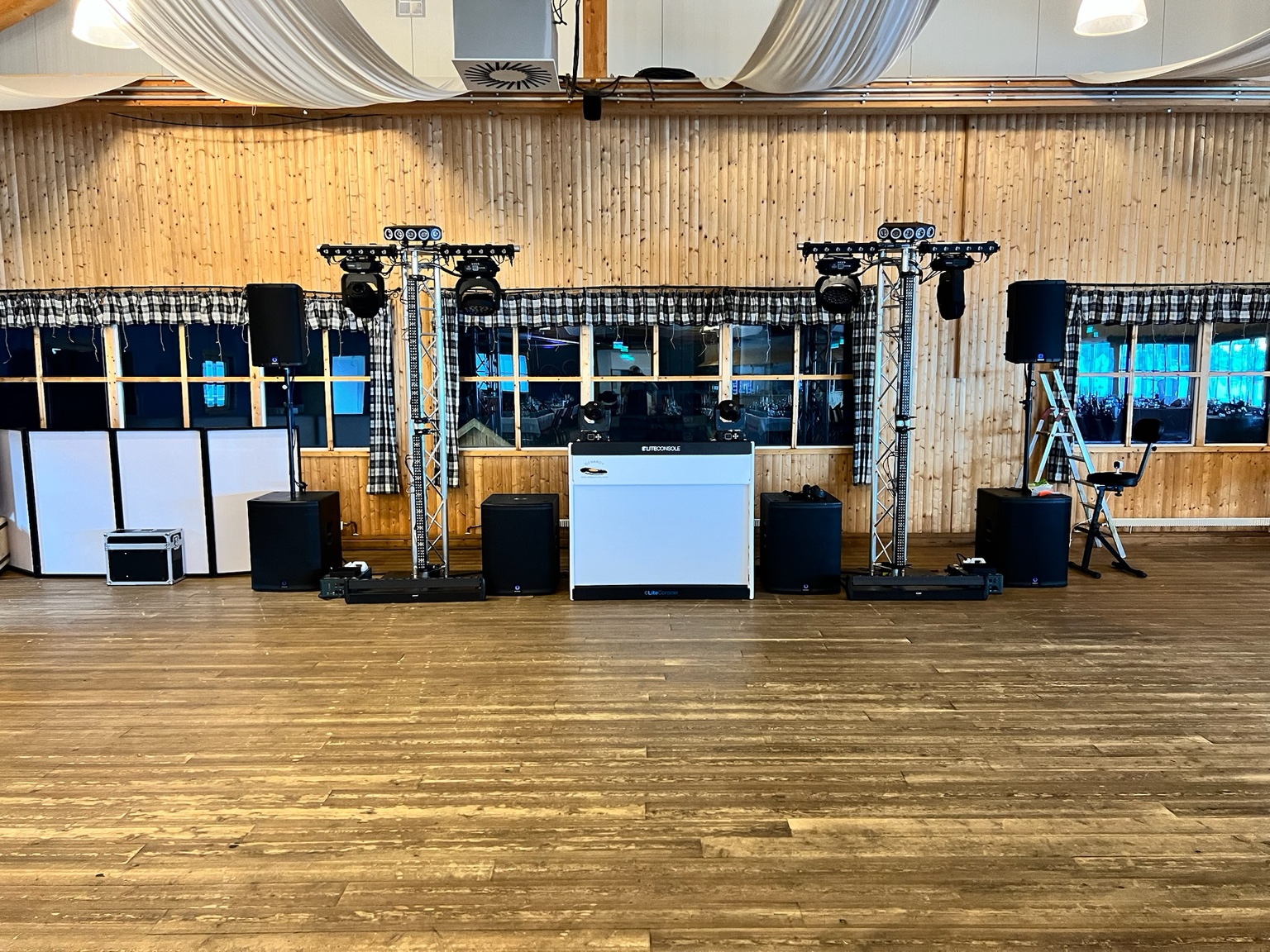 Event XL Aufbau von DJ Hardy mit vier 18 Zoll Subwoofern und zwei 12 Zoll Tops