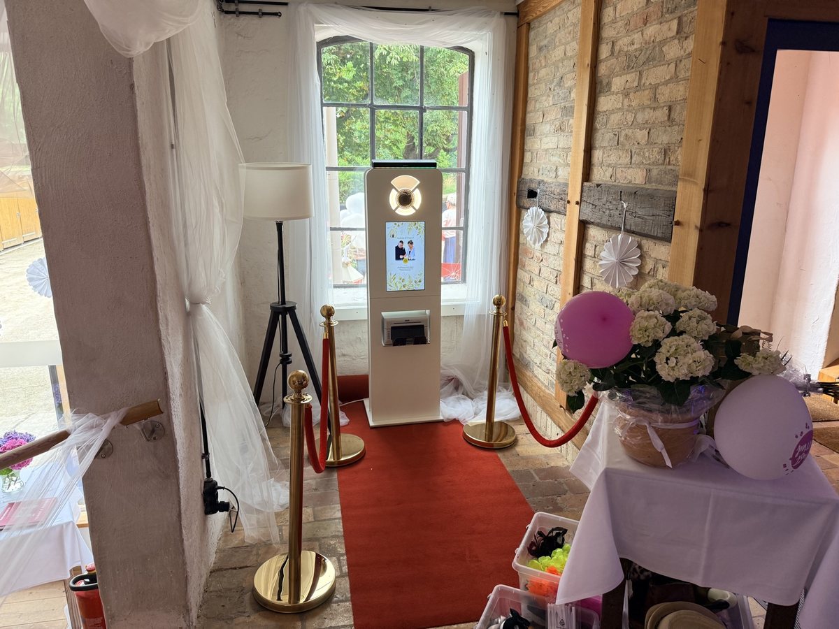 Weiße Fotobox von DJ Hardy für Hochzeiten