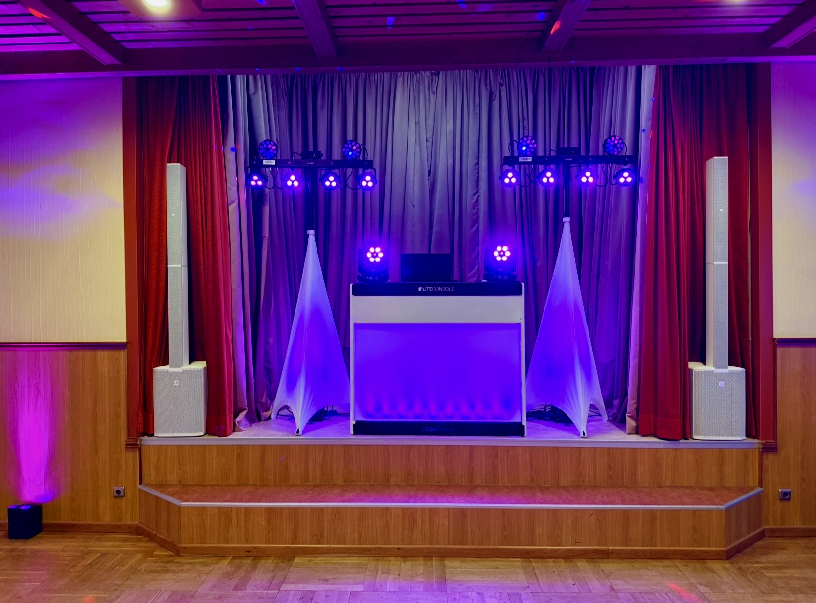 Weißer DJ-Standardaufbau von DJ Hardy für Geburtstage