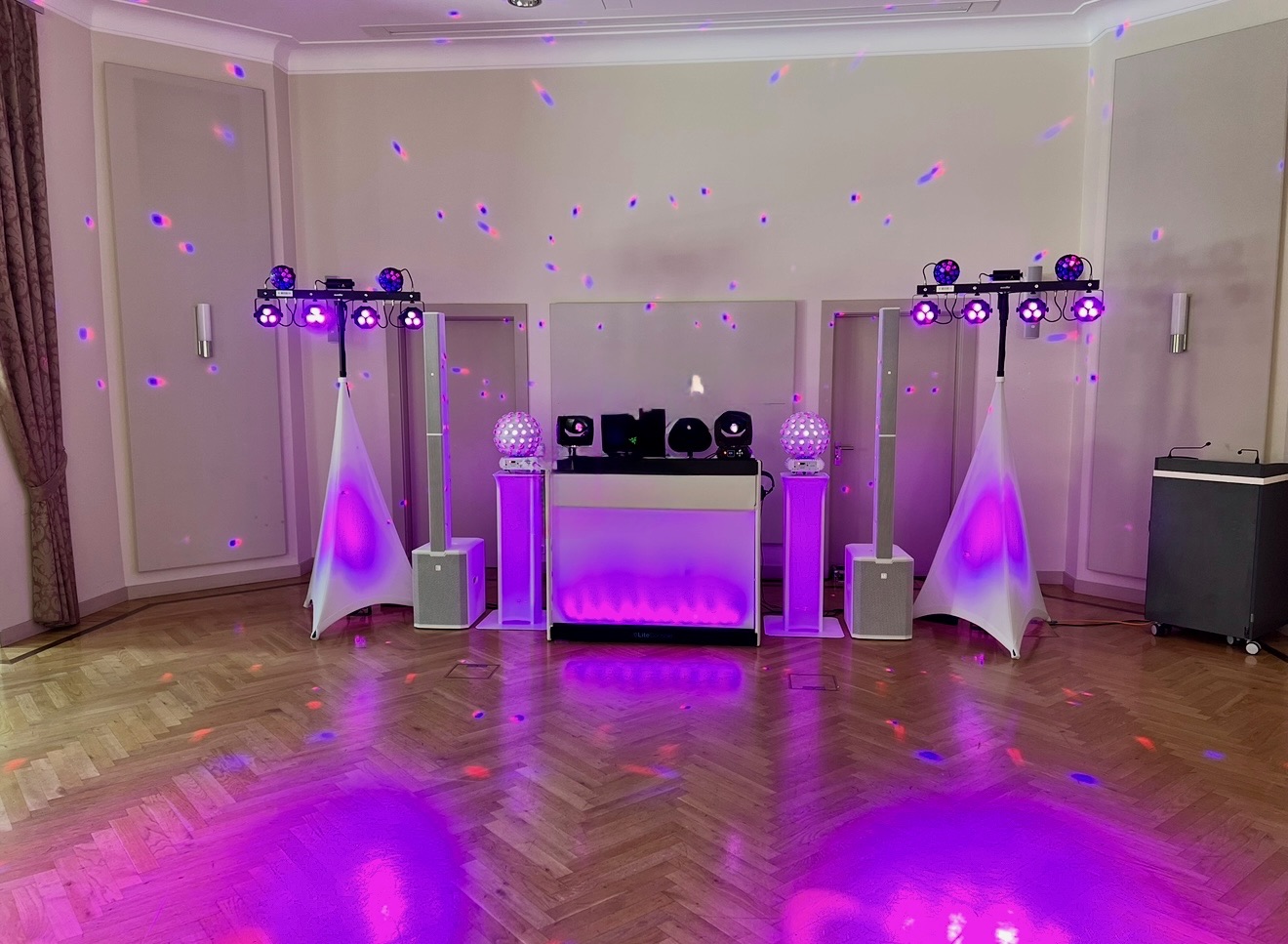 Weißer Hochzeitsaufbau mit Sternenlichtkugeln